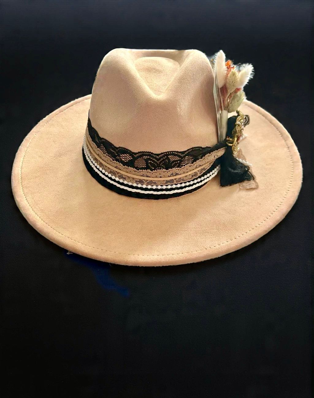 Champagne Supernova - The Hat That'll Leave Them Gasping